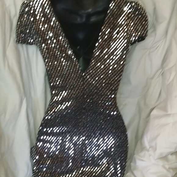 Olive Tree Sequin dress - Picture 2 of 8